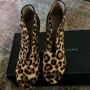 Leopard Heeled peep toe booties EUC. Furish,suede material
